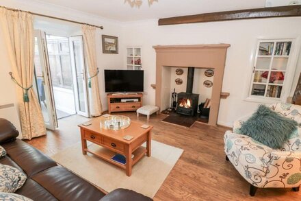 WILLOW NOOK, pet friendly, character holiday cottage in Lealholm