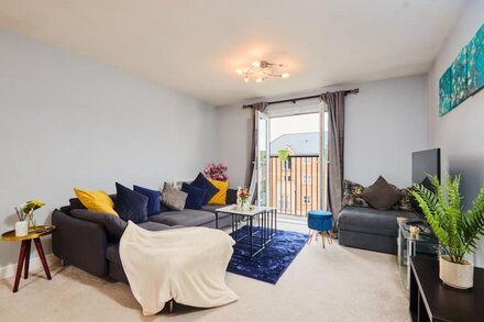 NEW! Luxury Apart - 5 Beds - Garden + FREE Parking