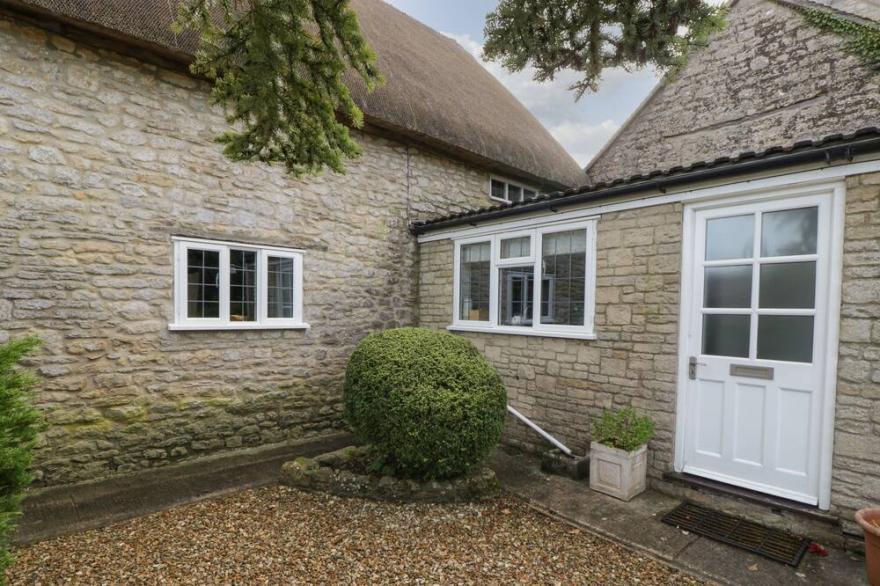 SNOWDROP COTTAGE, family friendly, with open fire in Milborne Port