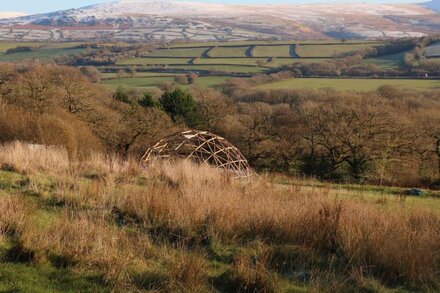 BRAMBLE COTTAGE, pet friendly, with a garden in Bridestowe