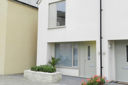 Stone's Throw, open plan modern house, a short walk from Chesil Beach