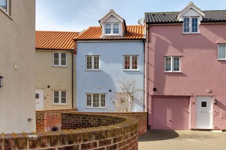 7 Sea Mews - Three Bedroom House, Sleeps 5