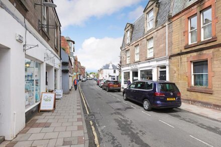 Two bedroom apartment with sea views in the heart of North Berwick. Sleeps 7.