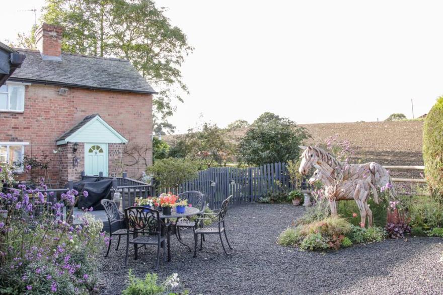 ENSDON LEA COTTAGE, pet friendly, with a garden in Nesscliffe