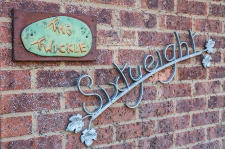 THE TWICKLE, pet friendly, country holiday cottage in North Walsham