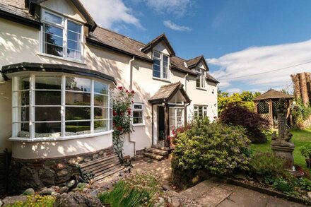 ELERI COTTAGE, pet friendly, with a garden in Great Malvern