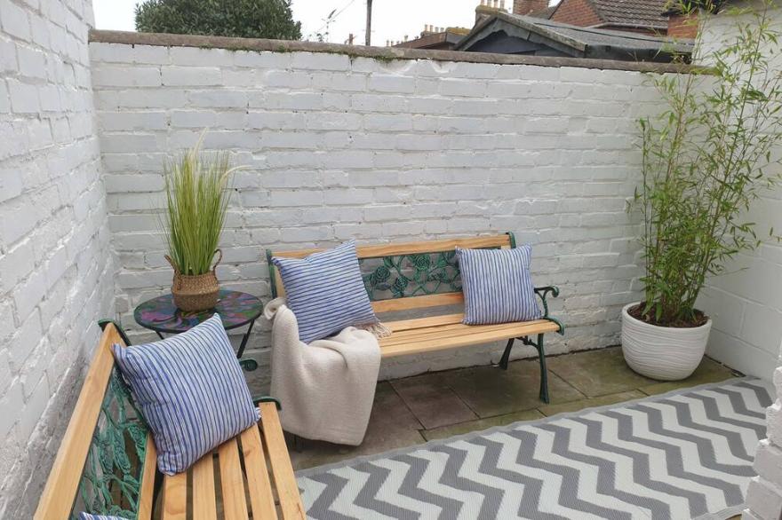 WOLF COTTAGE, pet friendly, character holiday cottage in Weymouth