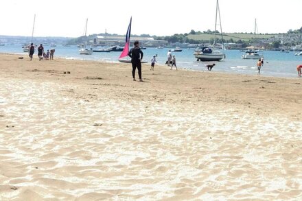 RIVERBANK COTTAGE, dogs welcome, walk to town along the beautiful Estuary....