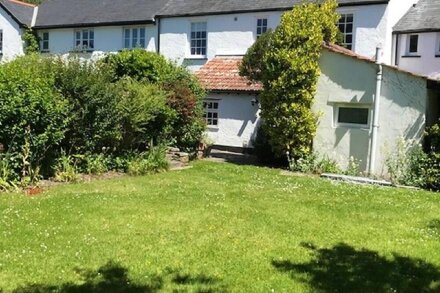 Beautiful farmhouse located in a delightful, quiet spot in the centre of Croyde.