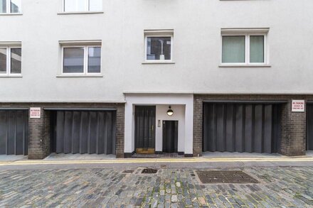 Modern Mews house in Mayfair with roof terrace