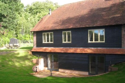 Yaffle Cottage. Home comfort in an idyllic woodland location