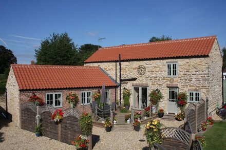 LUXURY 5* GOLD CONVERTED BARN WITH HOT TUB.TRADITIONAL VILLAGE NORTH OF  LINCOLN