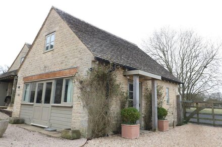 PUDDING HILL BARN COTTAGE, pet friendly, with a garden in Fairford