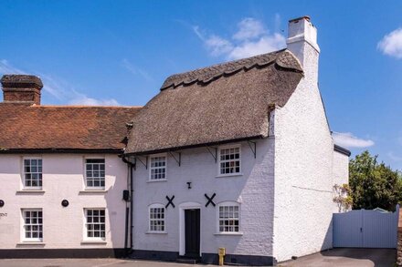 300 year old thatched cottage minutes from Ringwood town centre