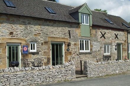 Foxglove Cottage, dog-friendly house by the Peak District with a hot tub