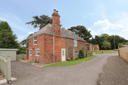 THE COTTAGE, pet friendly, with open fire in Burgh Le Marsh