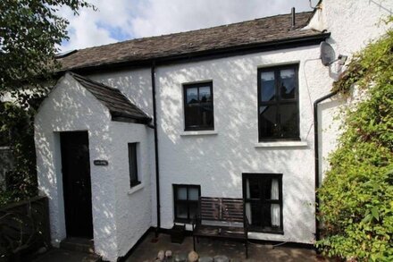 LAUREL COTTAGE, pet friendly, with open fire in Spark Bridge