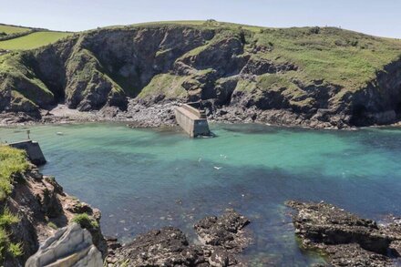 WAVES END, family friendly, character holiday cottage in Port Isaac