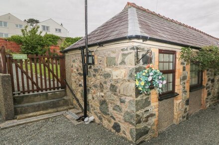 FIR TREE COTTAGE, character holiday cottage in Criccieth