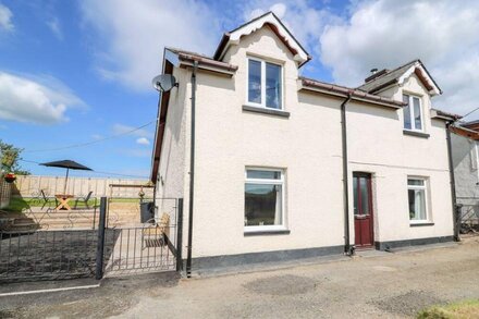 GREEN COTTAGE, pet friendly, character holiday cottage in Rhayader