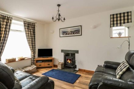 CAPELLA COTTAGE, pet friendly, with open fire in Keswick