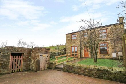 MOSCOW MEWS, pet friendly, with open fire in Thornton, West Yorkshire