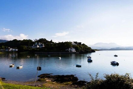 BWTHYN Y MOR, pet friendly, country holiday cottage in Borth-Y-Gest