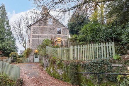 OAKHURST, pet friendly, character holiday cottage in Lustleigh