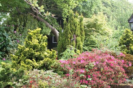 THE OLD BOATHOUSE, character holiday cottage, with a garden in Gweek