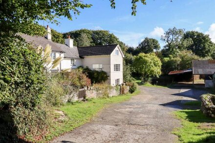 THE COBBLES, pet friendly, character holiday cottage in Bere Alston