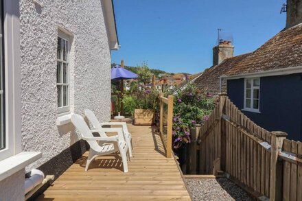 WAVERLEY, pet friendly, character holiday cottage in Lyme Regis