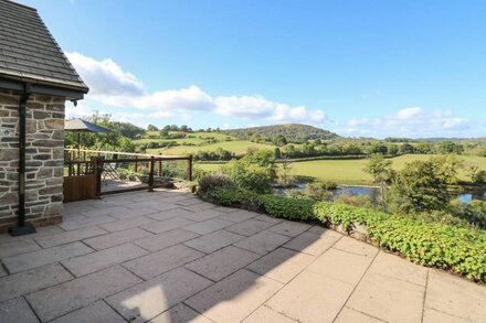 PEN Y BANC, pet friendly, with hot tub in Builth Wells