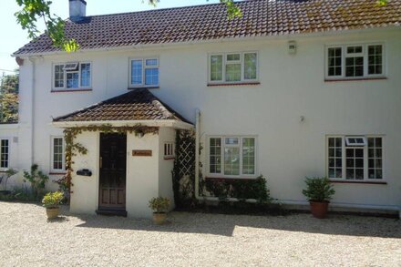 Secluded, spacious detached house in the New Forest , sleeps 10