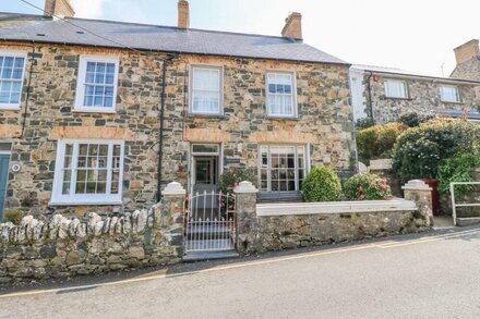 1 BANK TERRACE, pet friendly, with a garden in Newport, Pembrokeshire