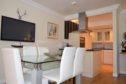 Stunning Apartment Close To Edinburgh City Centre, indoor pool and garden