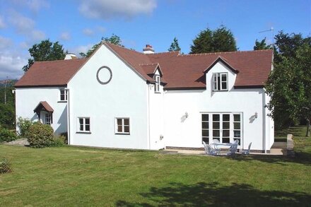 Idyllic country getaway-5 Bedroom cottage on edge of the Cotswolds.