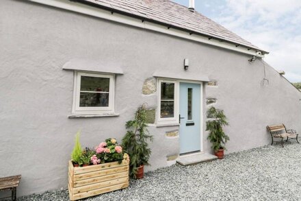 FFYNNON BACH, pet friendly, character holiday cottage in Deiniolen