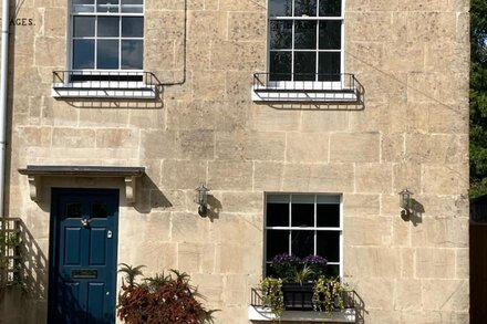 Picturesque Bath stone cottage in a quiet location