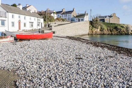 HALCYON ANNEXE, romantic, country holiday cottage in Benllech