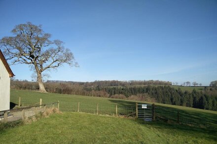 Fantastic couples escape to the country. Quiet, rural location, pet friendly.