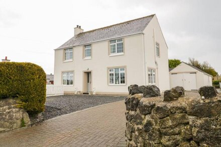 HALCYON, family friendly, country holiday cottage in Benllech