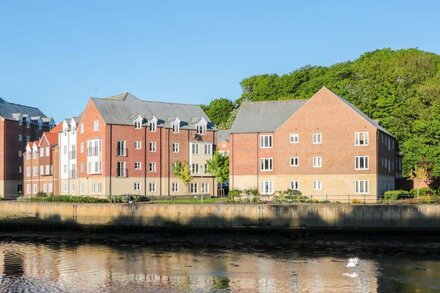 QUAYSIDE HAVEN, family friendly in Whitby