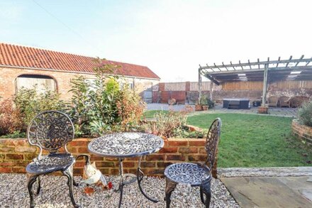 THE HAY BARN, pet friendly, character holiday cottage in Thorne