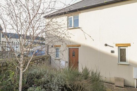 7 MALT HOUSE COURT, family friendly, with a garden in Watchet