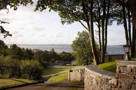 Still Waters Shepherd's Hut with wonderful sea views