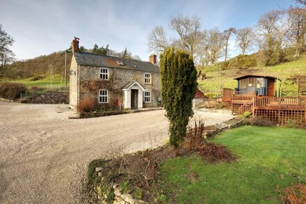 Stunning 3-Bed House in a private hidden valley