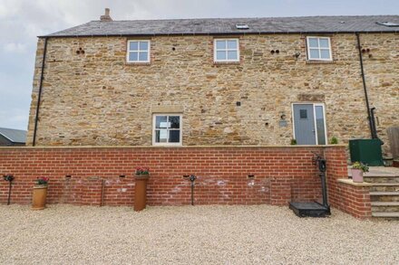 THE GRANARY, pet friendly, with hot tub in Durham