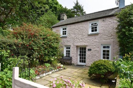 MILKWOOD COTTAGE, pet friendly, country holiday cottage in Fishguard