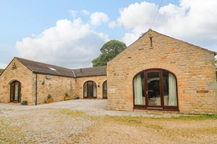 THE ARCHES LARKLANDS, pet friendly, with a garden in Richmond