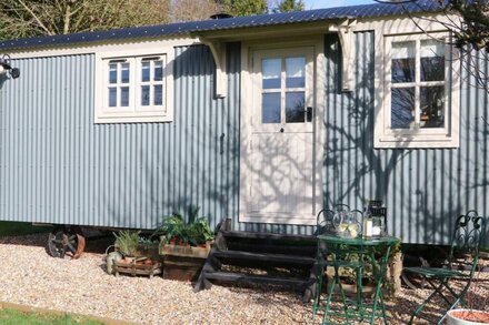 GIBSON'S HUT, romantic, luxury holiday cottage in Alresford